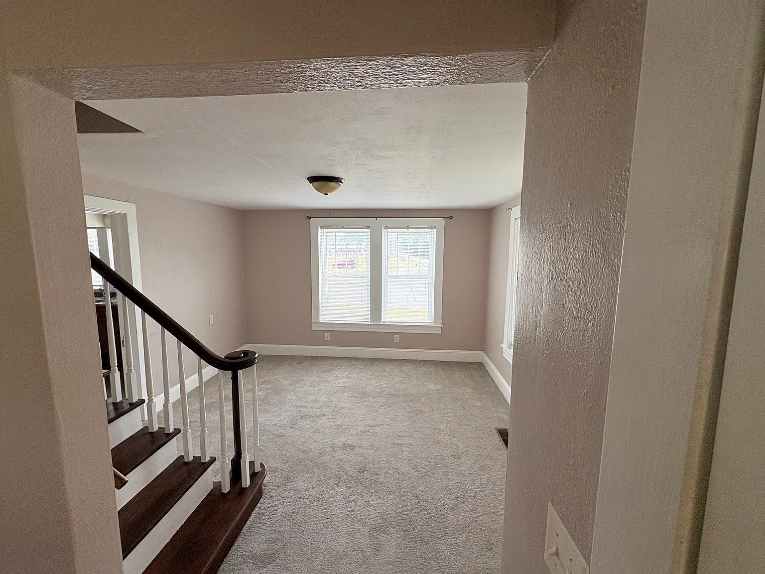 3 bed, 1200 sqft, $975 — Photo 3