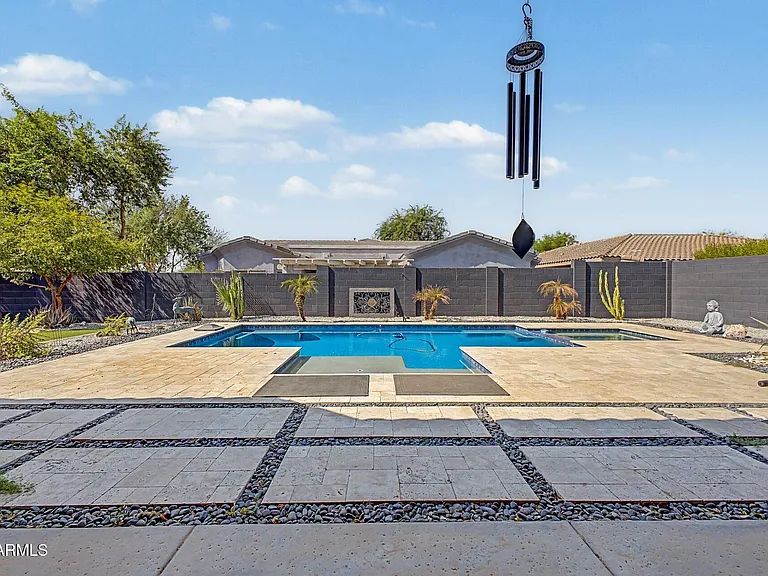 1902 E Desert Ln — Photo 36