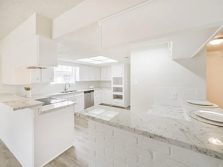 1011 Baltic Ln — Photo 10
