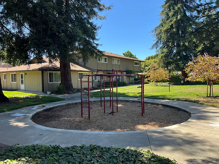 3706 Oxford Cmn — Photo 6