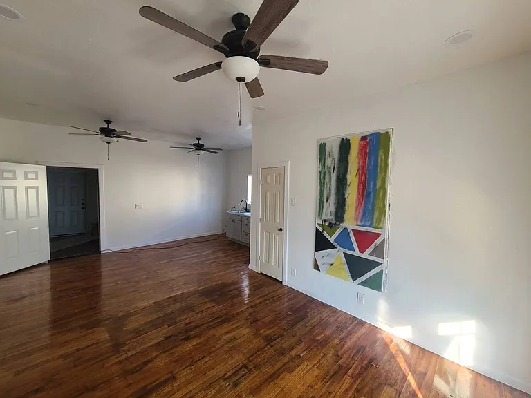 449 W Pembroke Ave — Photo 5