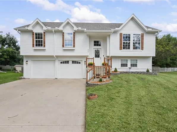 810 S Morgan Dr, Peculiar, MO 64078
