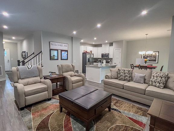 4th image of 105 Grand Palm Ln