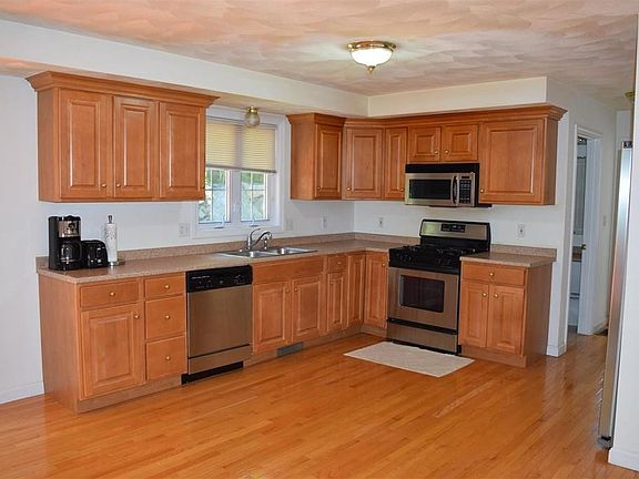 3rd image of 14 Birch Hill Dr