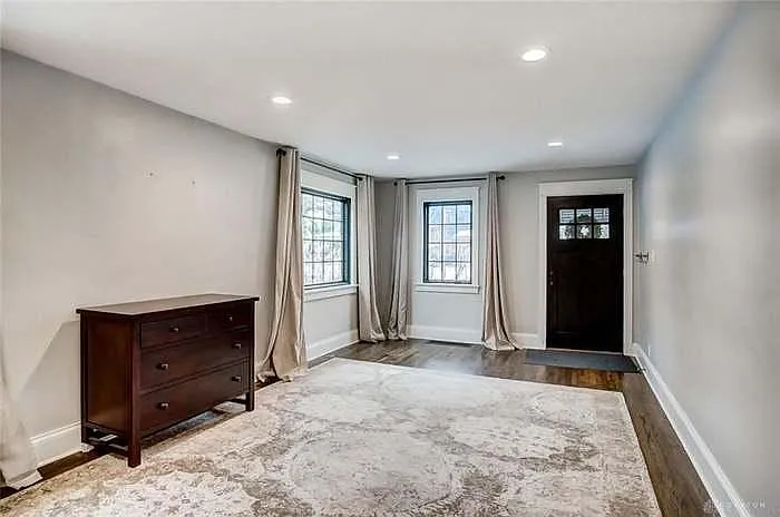 327 W Davis St — Photo 36