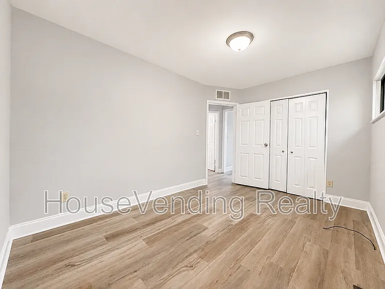 2324 Grove St — Photo 9