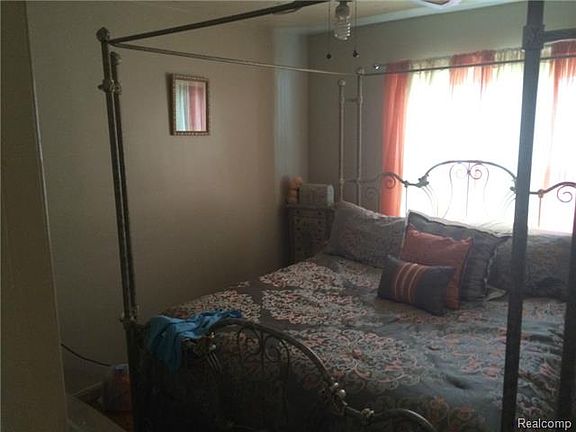 5th image of 8507 Riverview St
