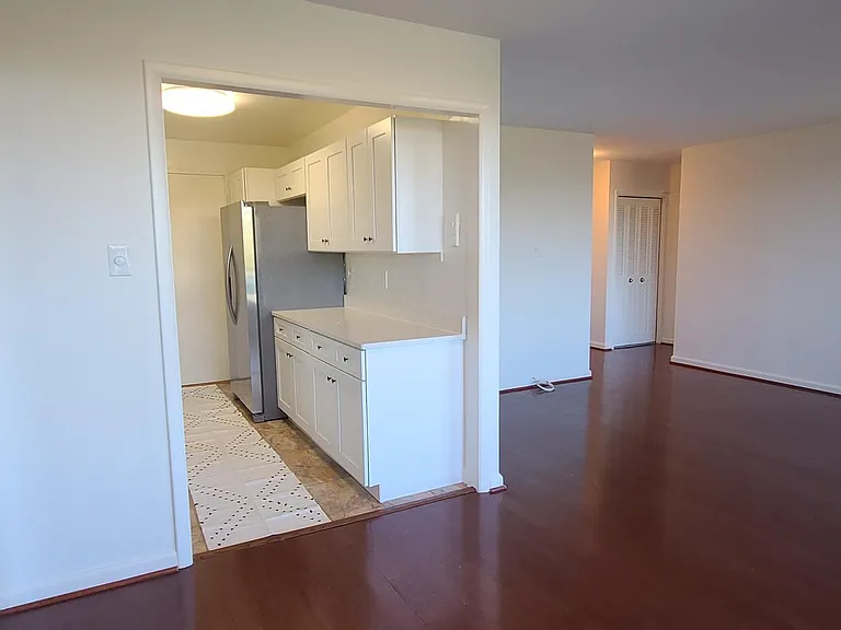 10401 Grosvenor Pl #518 — Photo 2
