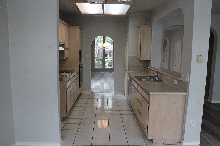 3 bed, 2.5 bath, 2437 sqft, $2,950 — Photo 2