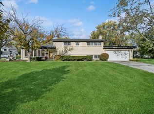 1037 Heatherfield Ln, Glenview, IL 60025