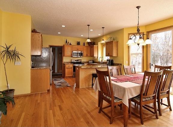3rd image of 1816 Windsor Dr S