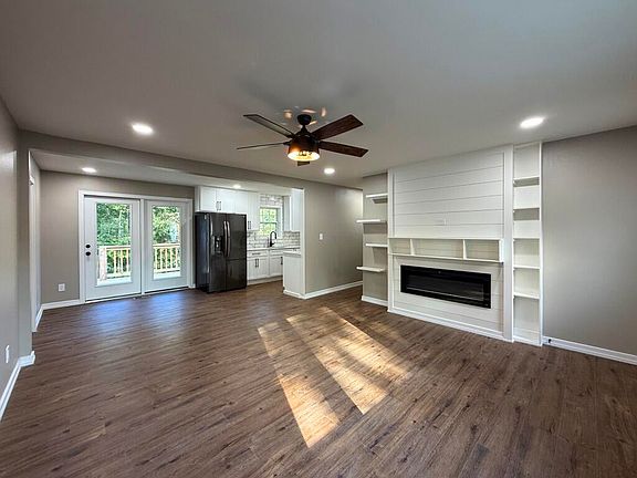 4th image of 3565 Denny Cir