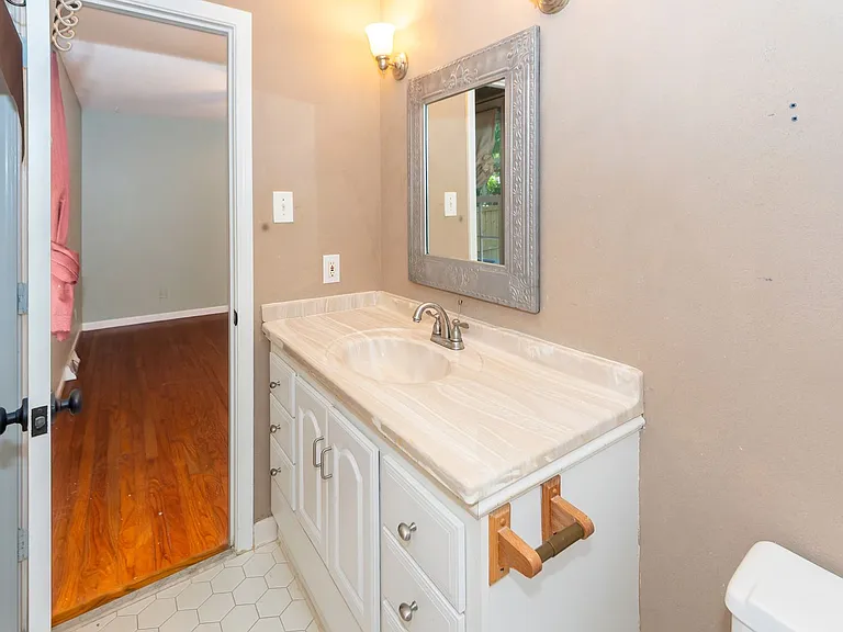 109 Runnymede Ln — Photo 27