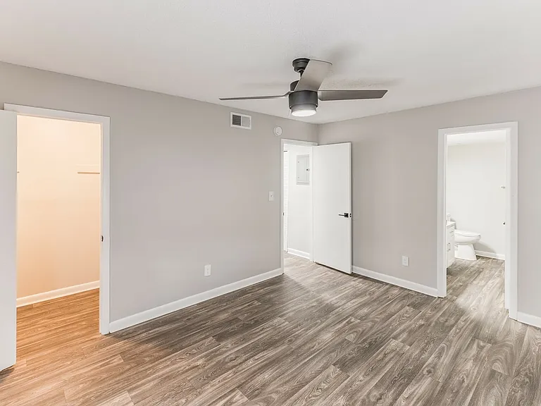 Silverstone Apartments — Photo 25