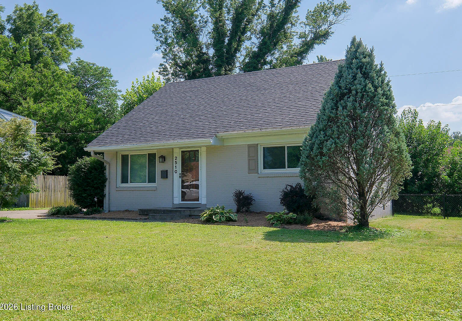4 bed, 1.5 bath, 1400 sqft, $2,200 — Photo 2