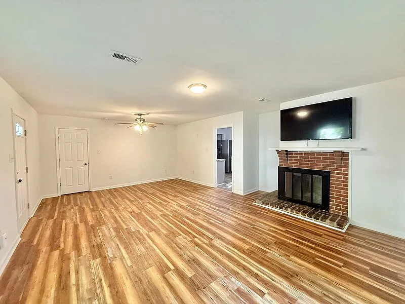 Building Photo - 242 Pecan Rd