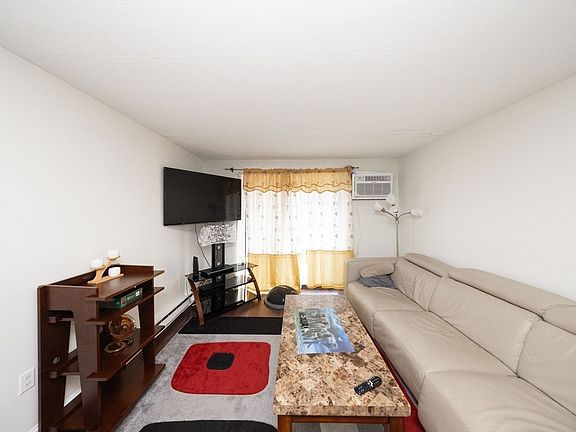 3rd image of 10 Wrentham Rd APT 102
