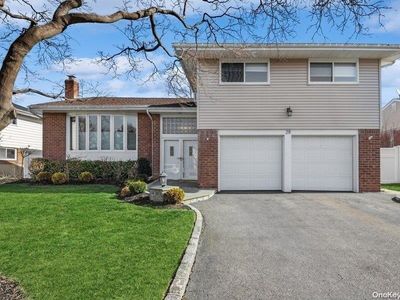 28 S Oaks Boulevard, Plainview, NY, 11803