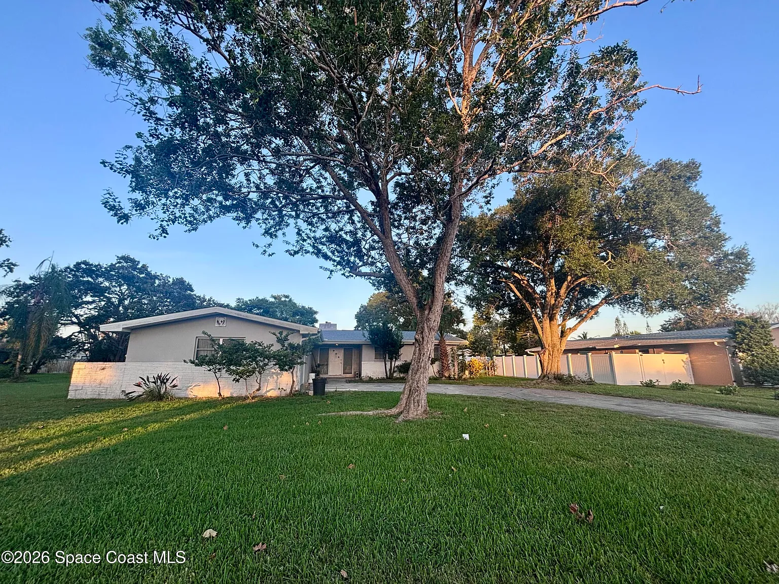 3 bed, 2.0 bath, 1963 sqft, $2,200 — Photo 1