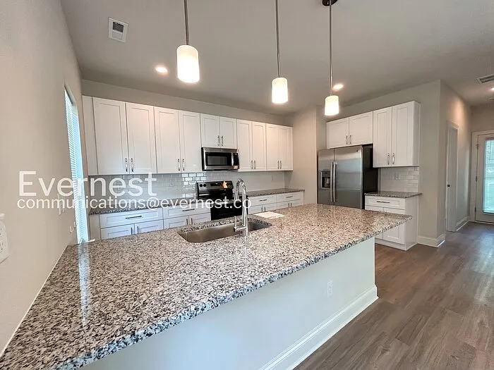 106 Elwood St — Photo 7