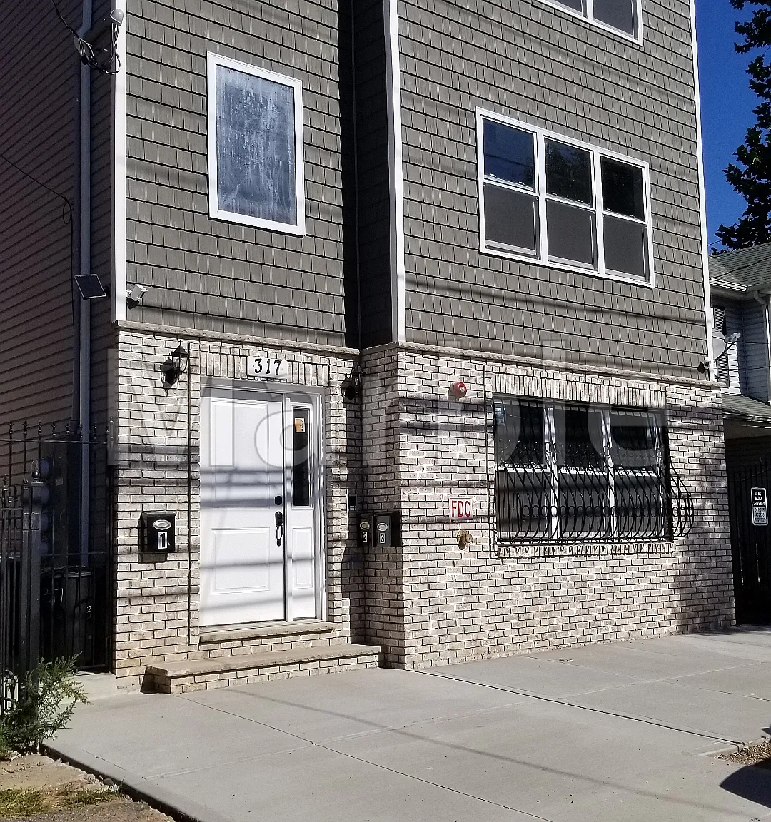 317 14th Ave — Photo 1