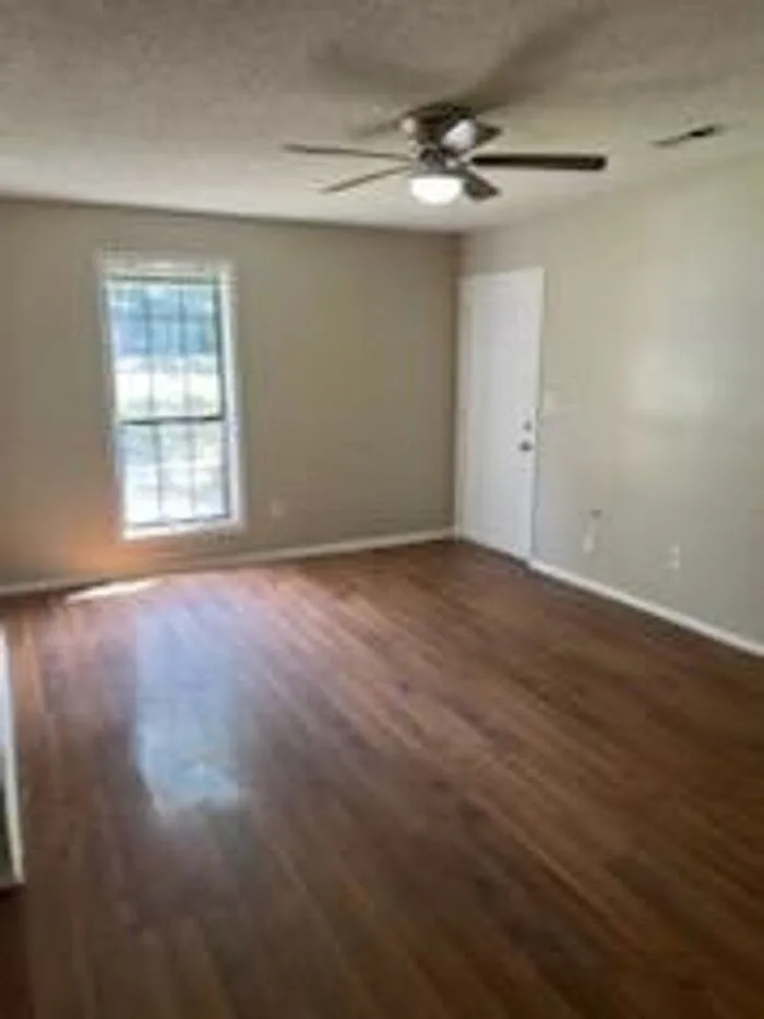3 bed, 2.0 bath, 1210 sqft, $1,599 — Photo 2