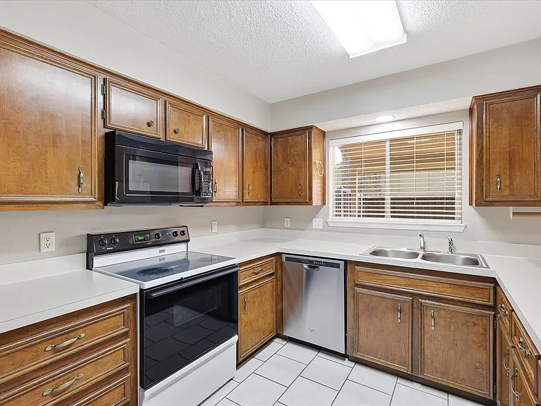 826 Shady Glen Ln — Photo 21