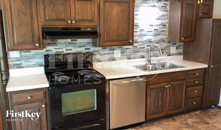 509 SW Victor Dr — Photo 6