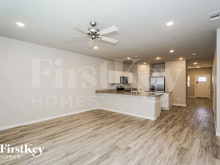615 Sophia Way — Photo 3