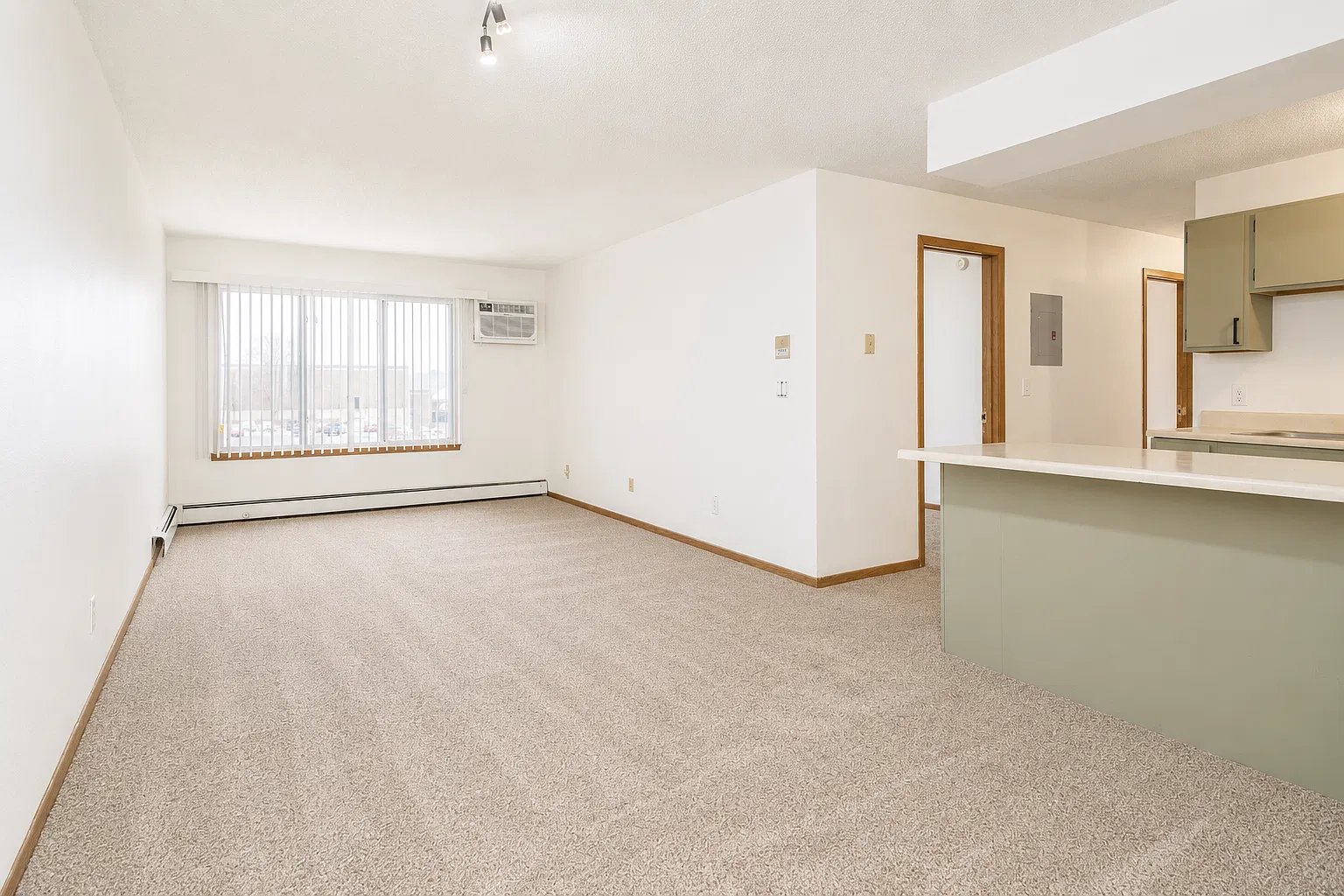 3 bed, 1150 sqft, $1,199 — Photo 2