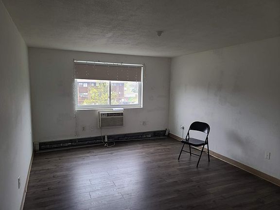 4th image of 215 Winter St APT 4B