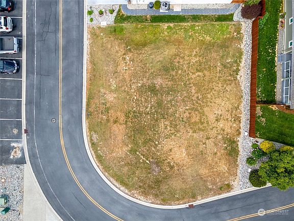 3rd image of 556 Village Drive