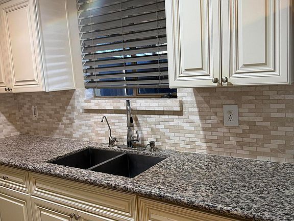 4th image of 6011 N 33RD Avenue