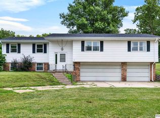 11303 Oakland Dr, Papillion, NE 68133
