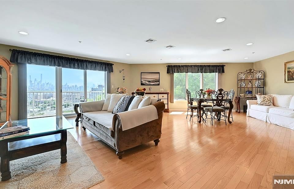 1st image of 45 Legend Hills Dr