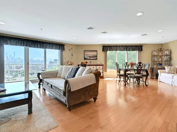 45 Legend Hills Dr, Edgewater, NJ 07020