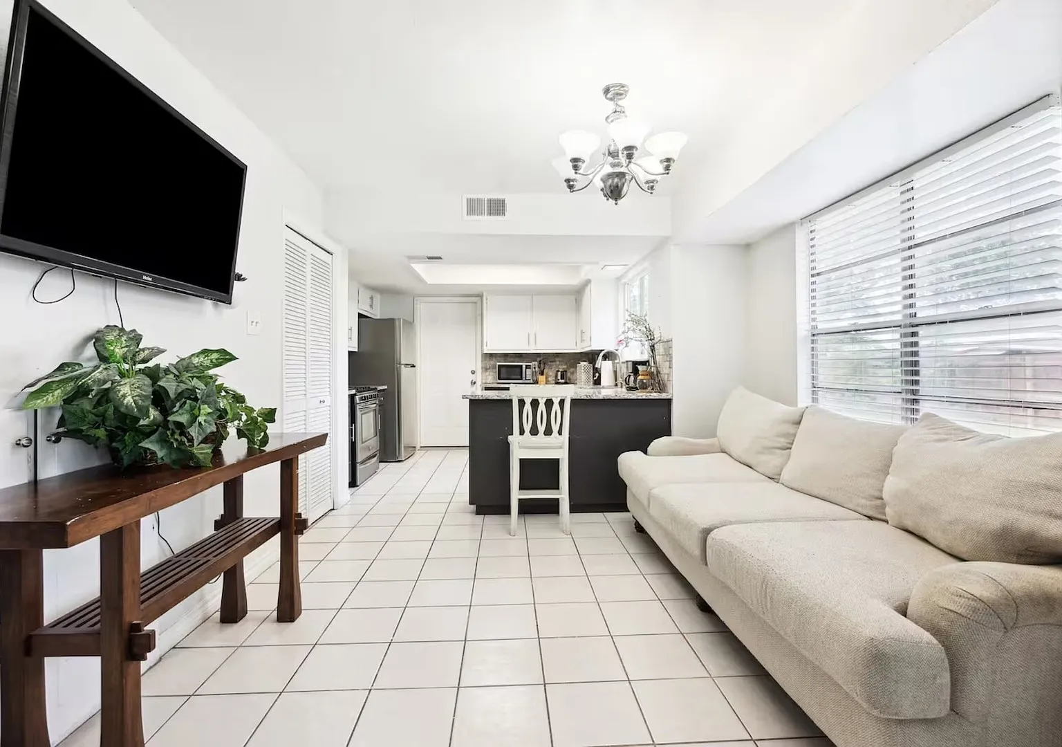 5BR Home in S. Austin! Near Everything! — Photo 1