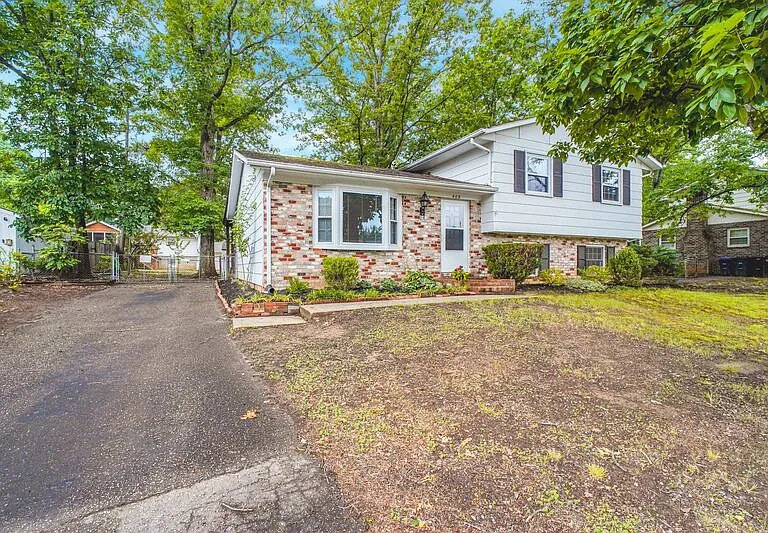 408 Deerwood Dr — Photo 3