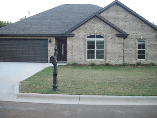 104 Kamarie Dr, Muscle Shoals, AL 35661