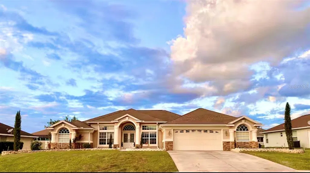 3 bed, 3.0 bath, 2352 sqft, $3,000 — Photo 2