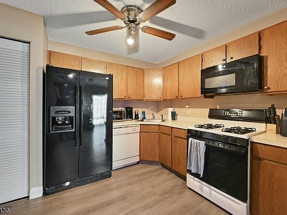 4th image of 111 Raintree Ln #111