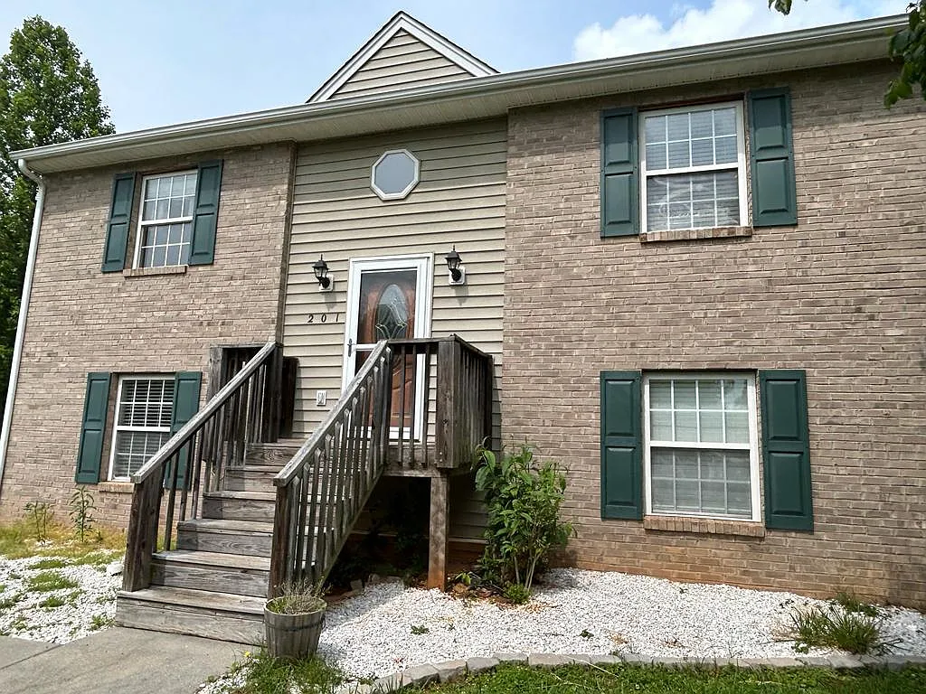 4 bed, 1728 sqft, $2,170 — Photo 1