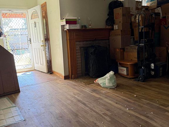 3rd image of 2053 Lawrence St