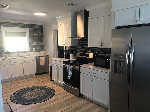 4th image of 910 W 12th St