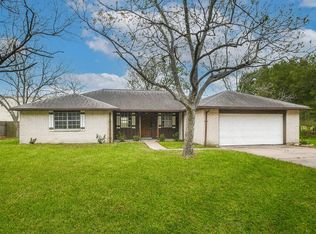 208 Willow St, Sealy, TX 77474