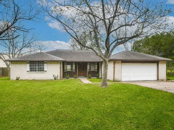 208 Willow St, Sealy, TX 77474