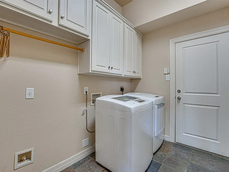 14 Center Ct — Photo 5