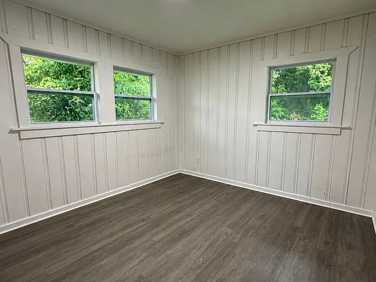 1427 Adrian Ln — Photo 16