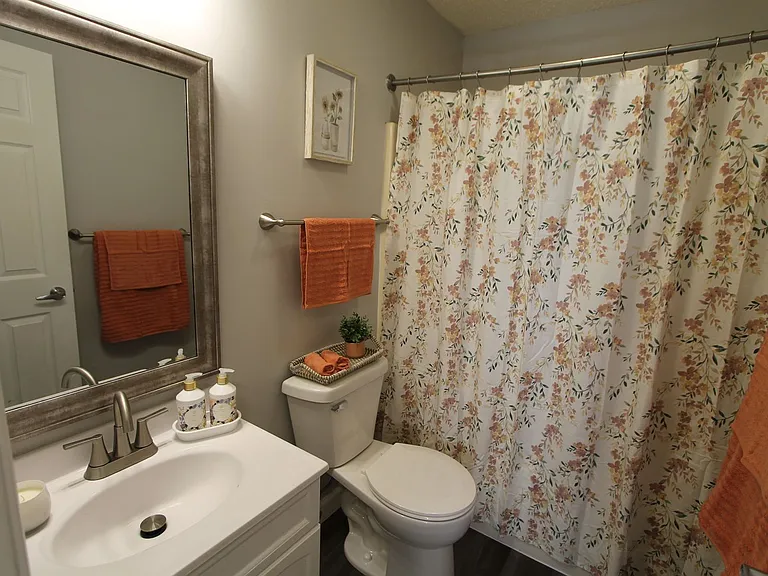 The Warwick of Norfolk. Now leasing updated 1, 2 bedroom apartments and 3 bedroom townhomes! — Photo 48