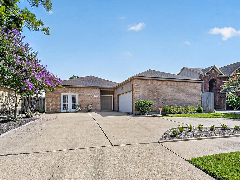 10310 Chevy Chase Dr — Photo 2